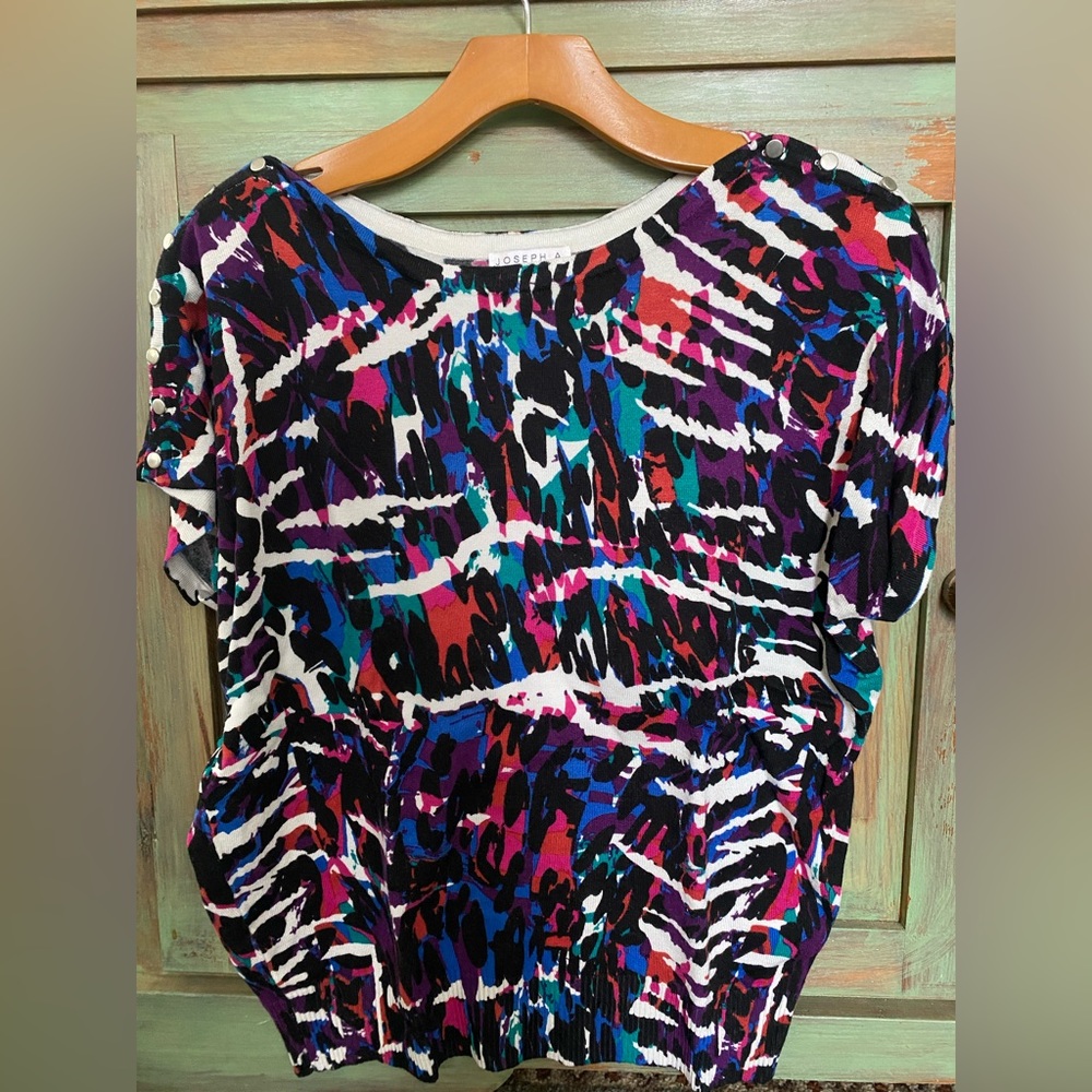 Vibrant short sleeve sweater - size medium